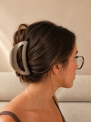 Femme portant un chignon maintenu par la pince à cheveux FLEXA