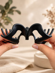 Pince FLEXA noire ouverte, structure souple en silicone